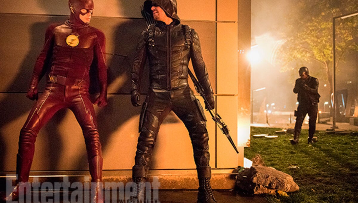 First Footage From The Cws Flash Arrow And Legends Of Tomorrow Crossover 7665