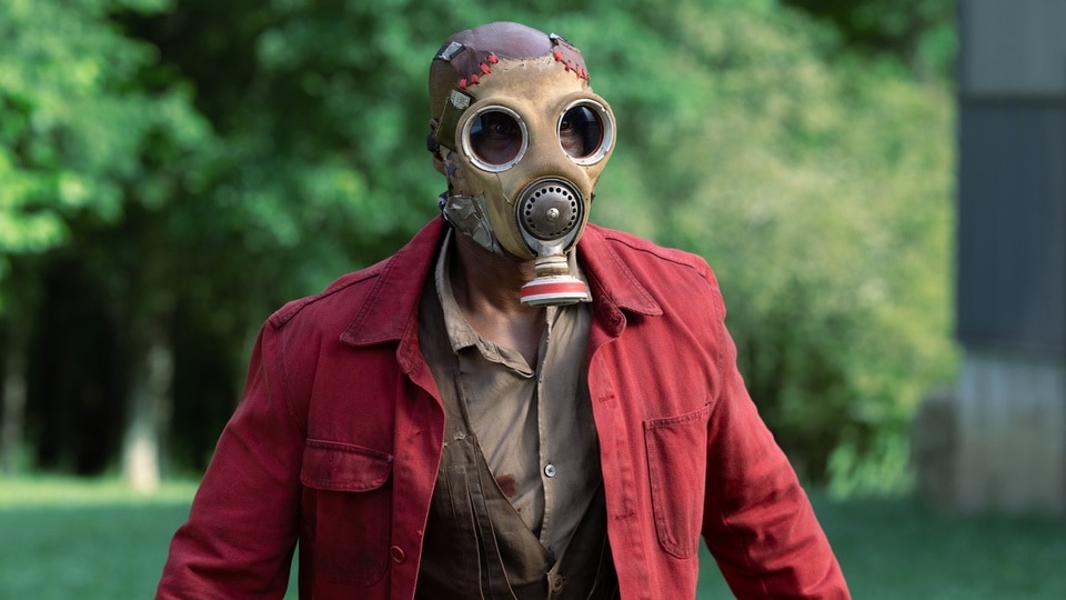 McNab (Rob Morgan) wears a gas mask in Teacup Episode 105.