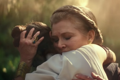 Star Wars: The Rise of Skywalker (Leia hugs Rey)
