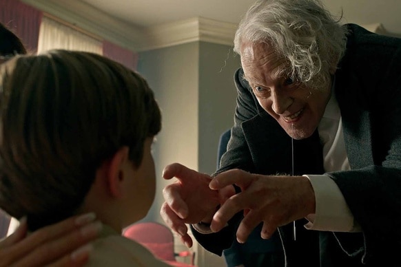 Charles Lee Ray frighteningly plays with a child in Chucky Episode 307.