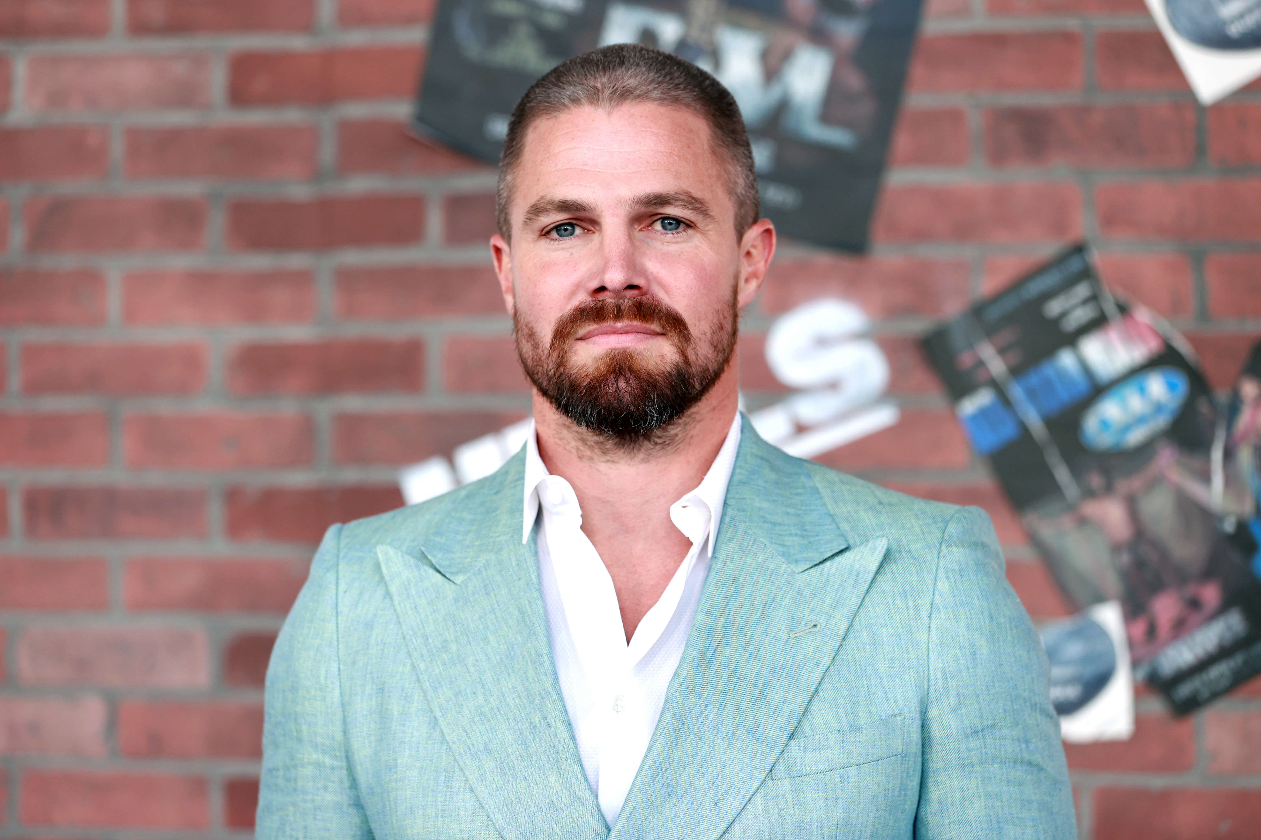 Stephen Amell apologizes for disorderly conduct on a Delta flight
