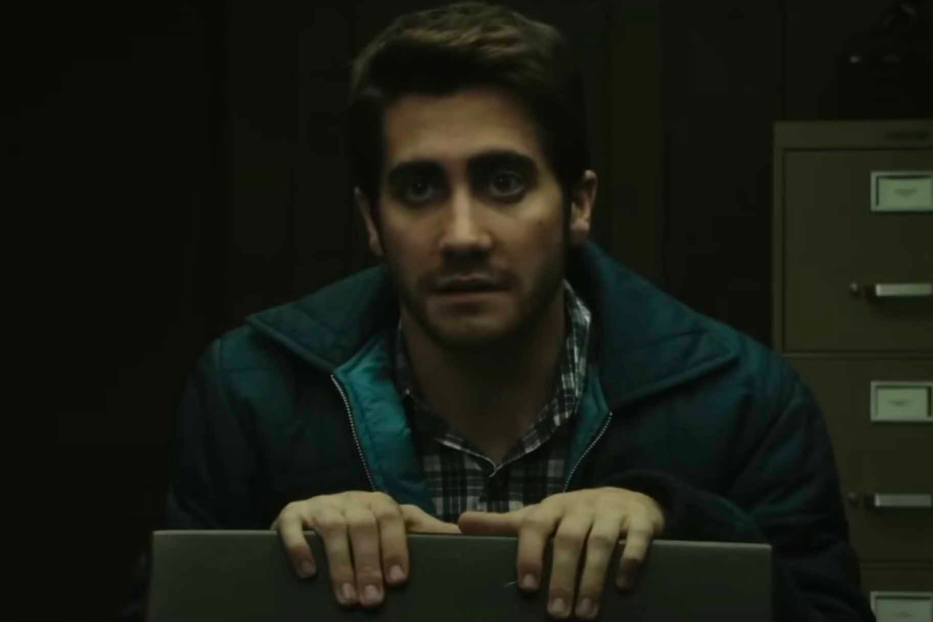 Robert Graysmith (Jake Gyllenhaal) holds a chair in Zodiac (2007).