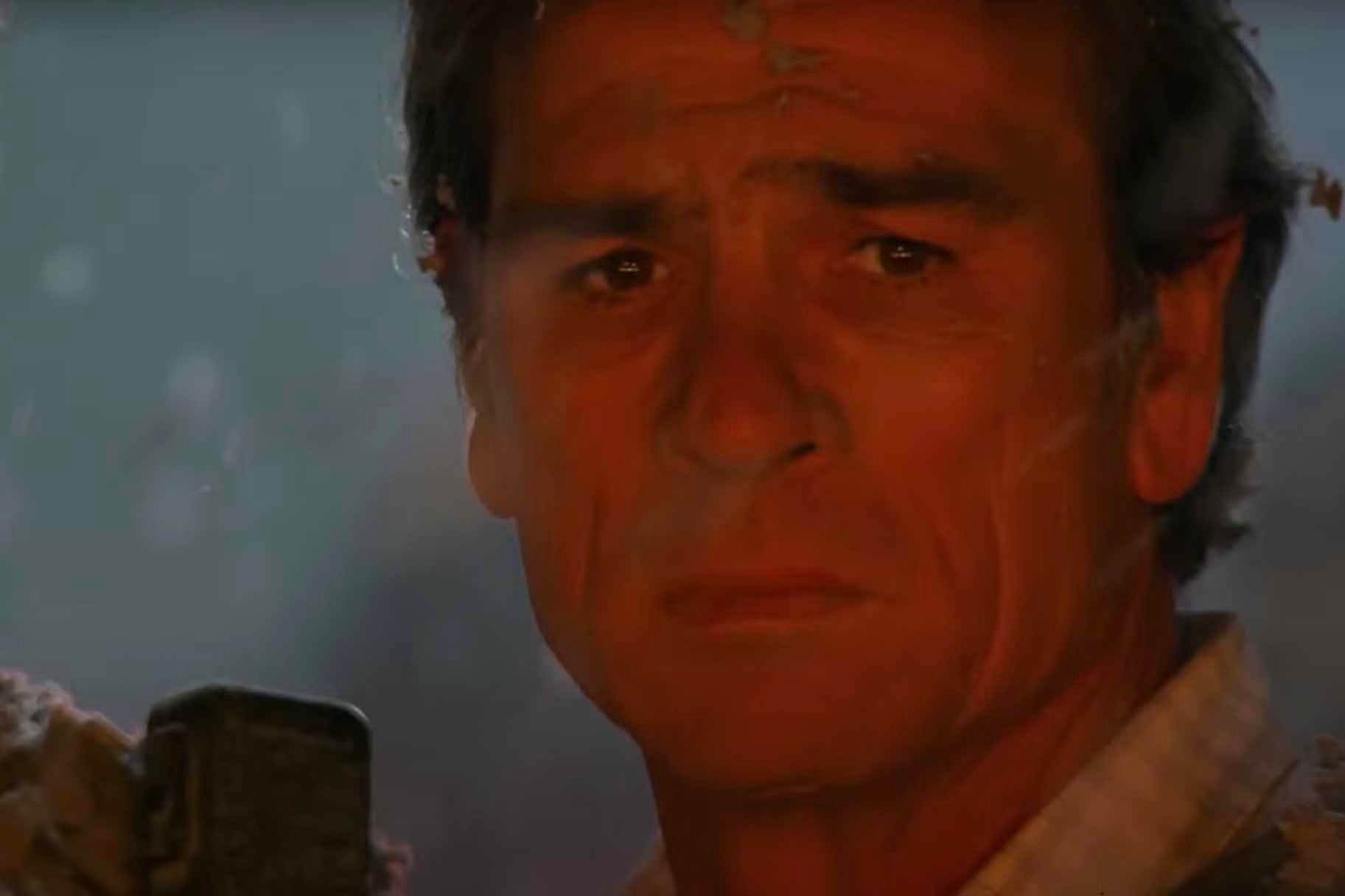 Mike (Tommy Lee Jones) looks concerned in Volcano (1997).