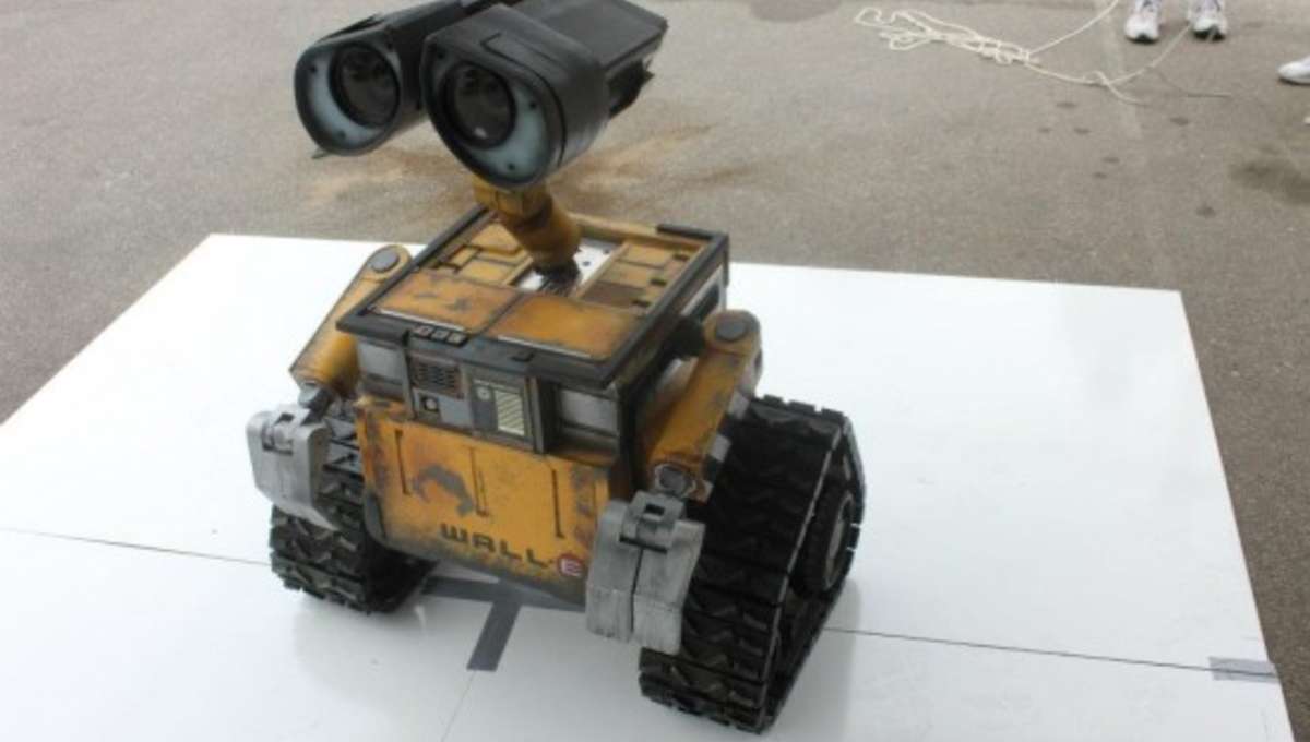 Guy Spends Two Years Building Amazing Life Size Working Wall E