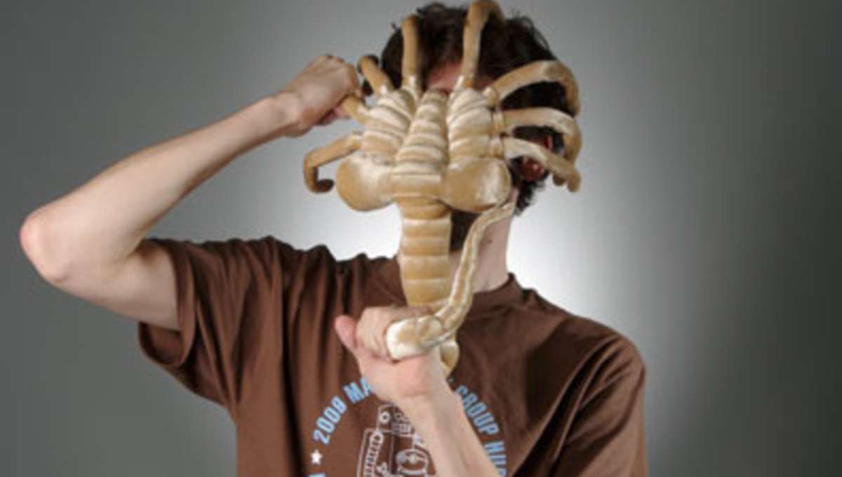 Stuff We Love Thinkgeek S Plush Facehugger And Chestburster Won T Ever Want To Let You Go Stuff We Love Thinkgeek S Plush Facehugger And Chestburster Won T Ever Want To Let You Go