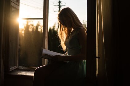 woman-reading-book-sun