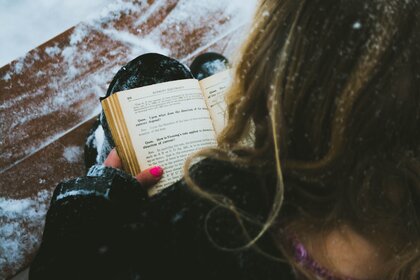 woman-reading-in-snow