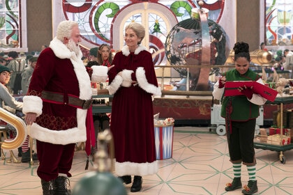 TIM ALLEN, ELIZABETH MITCHELL, ISABELLA BENNETT in The Santa Clauses Season 1 Episode 1