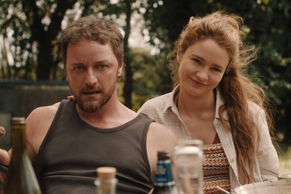 Paddy (James McAvoy) and Ciara (Aisling Franciosi) sit at a table outside in Speak No Evil (2024).