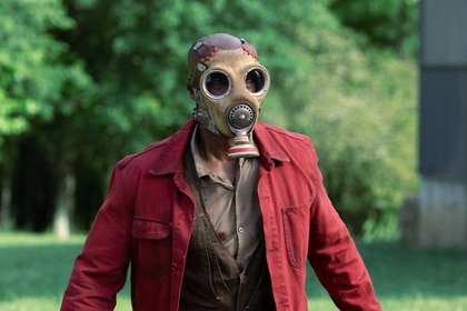 McNab (Rob Morgan) wears a gas mask in Teacup Episode 105.