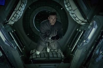 Rory Adams (Ryan Reynolds) floats through a spaceship in Life (2017).