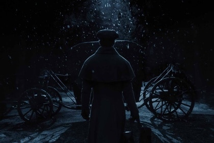 Thomas Hutter (Nicholas Hoult) walks toward a carriage in Nosferatu (2024).