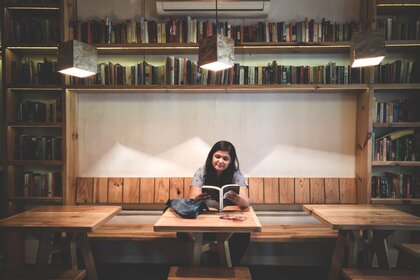 woman-reading-in-library