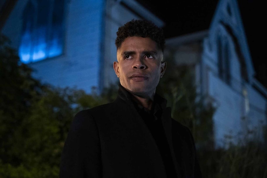 Maurice Miller (Mandela Van Peebles) stands outside on Reginald the Vampire Episode 210.