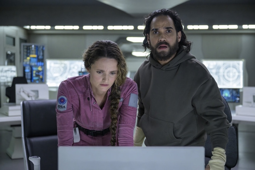 Ian (Reece Ritchie) and Lt. Sharon Garnet (Christie Burke) look at a computer together in The Ark Episode 210.