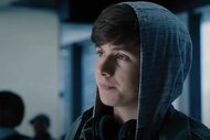 Zach Mitchell (Nick Robinson) wears a hoodie in Jurassic World (2015).