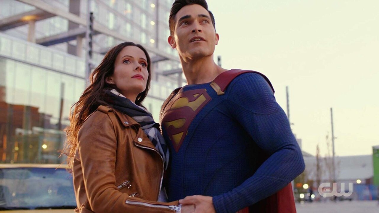 Superman & Lois reveals first look at Tyler Hoechlin's new Superman costume  in season 3