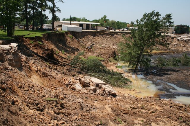 A massive sinkhole in East Texas is growing even larger | SYFY WIRE