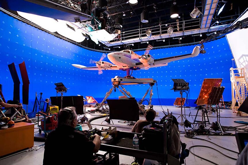 Behind the scenes of filming a plane in front of a panorama screen in 2012 (2009).