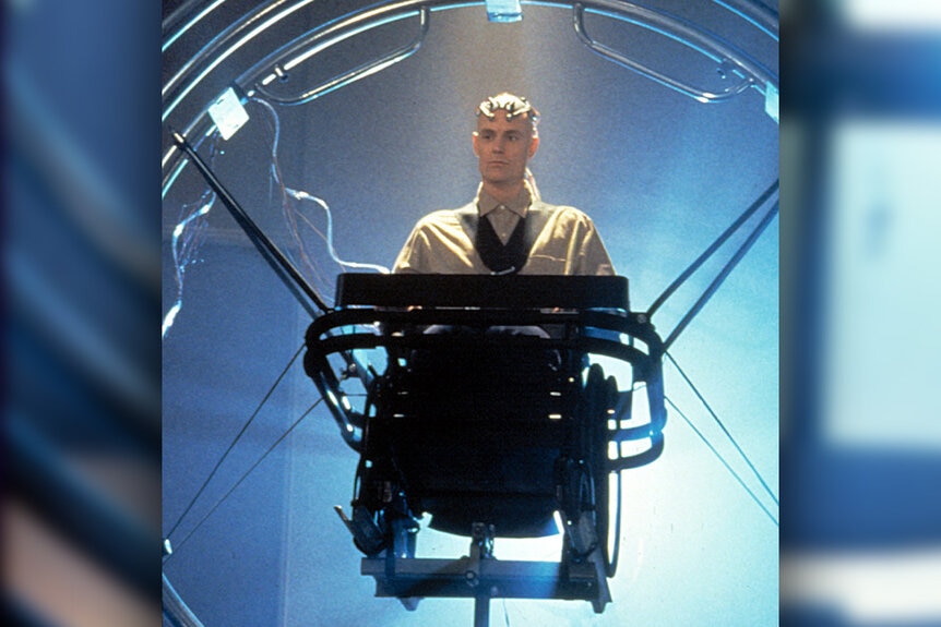Jobe Smith (Matt Frewer) sits in a contraption in Lawnmower Man 2: Beyond Cyberspace (1996)