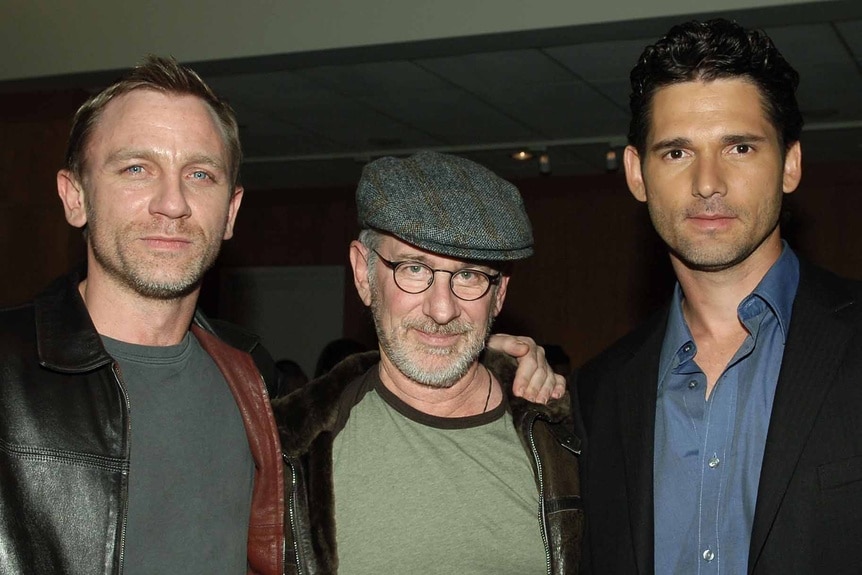 Daniel Craig, Steven Spielberg and Eric Bana pose together.