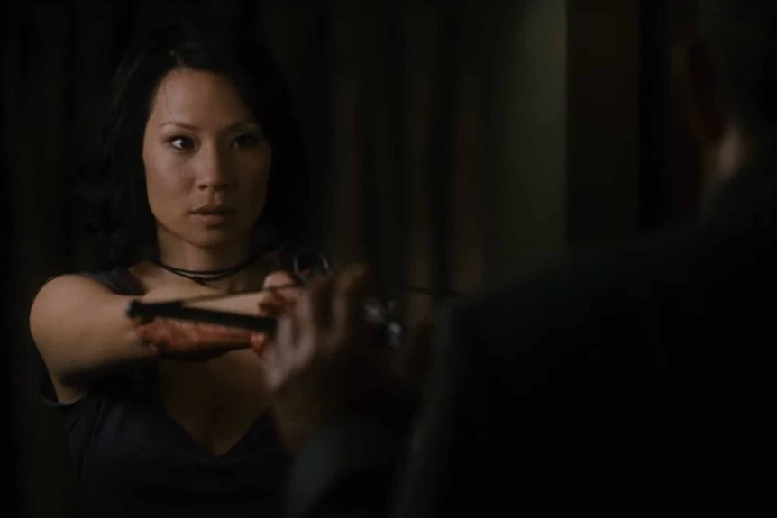 Sadie Blake (Lucy Liu) points a weapon in Rise: Blood Hunter (2007).