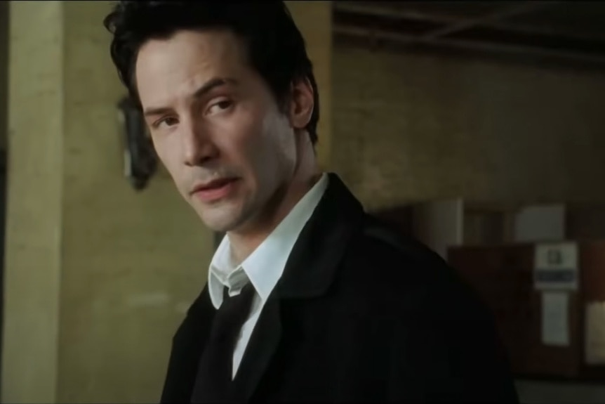 Constantine (Keanu Reeves) viste traje en Constantine (2005).