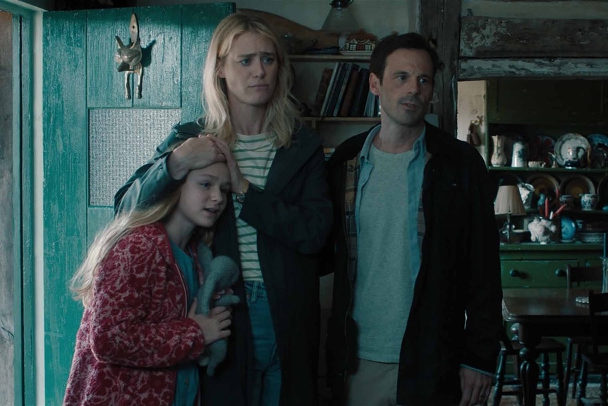 Agnes Dalton (Alix West Lefler), Louise Dalton (Mackenzie Davis) and Ben Dalton (Scoot McNairy) stand together in Speak No Evil (2024).