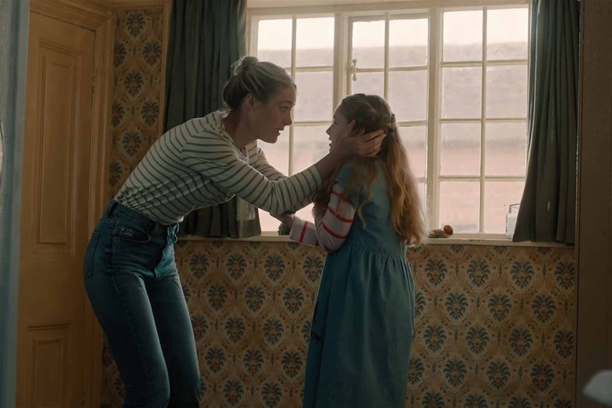 Louise Dalton (Mackenzie Davis) holds Agnes Dalton;s (Alix West Lefler) face in Speak No Evil (2024).