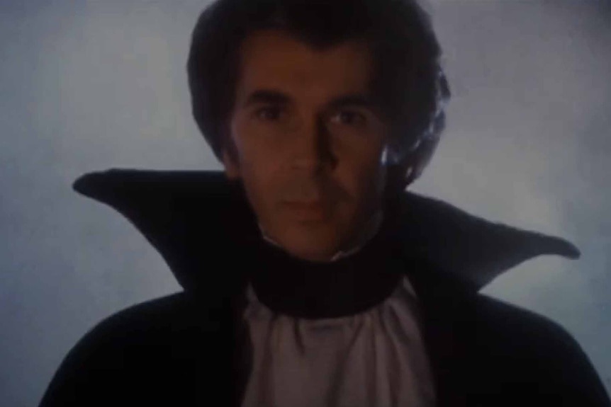 Drakula (Frank Langella) wears a standing collared cape in Dracula (1979).