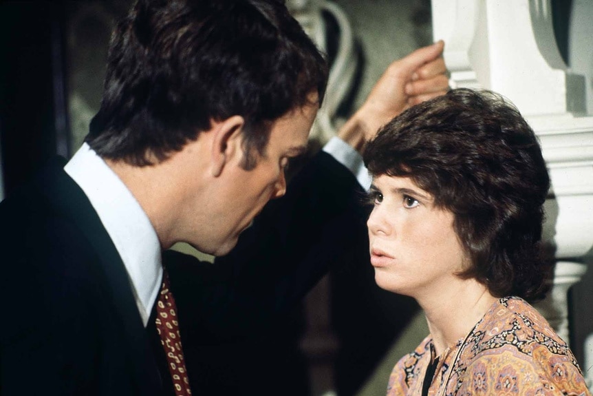 Jim Hutton speaks to Kim Darby in Don't Be Afraid of the Dark (1973).