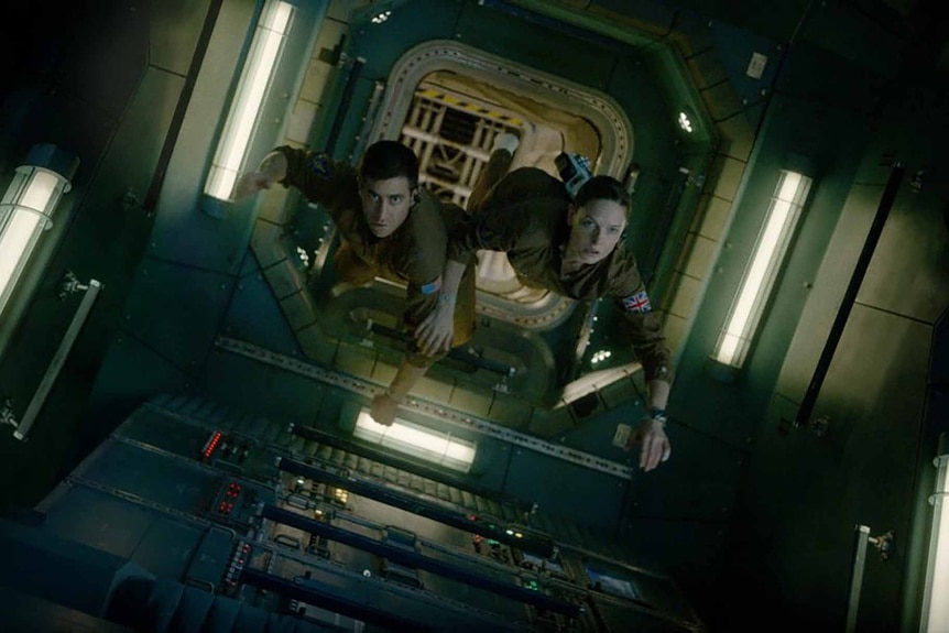 David Jordan (Jake Gyllenhaal) and Miranda North (Rebecca Ferguson) float through a spaceship in Life (2017).