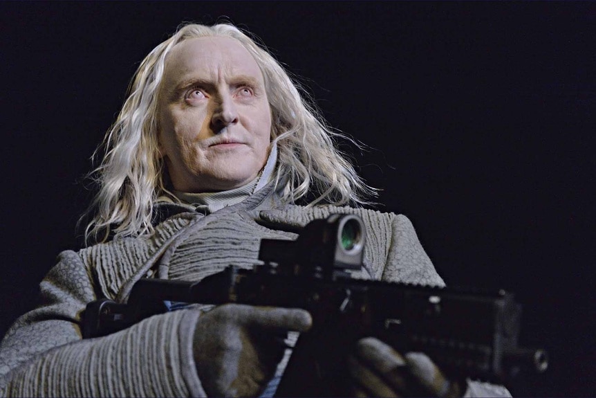 Datak Tarr (Tony Curran) holds a weapon in Defiance Episode 213.