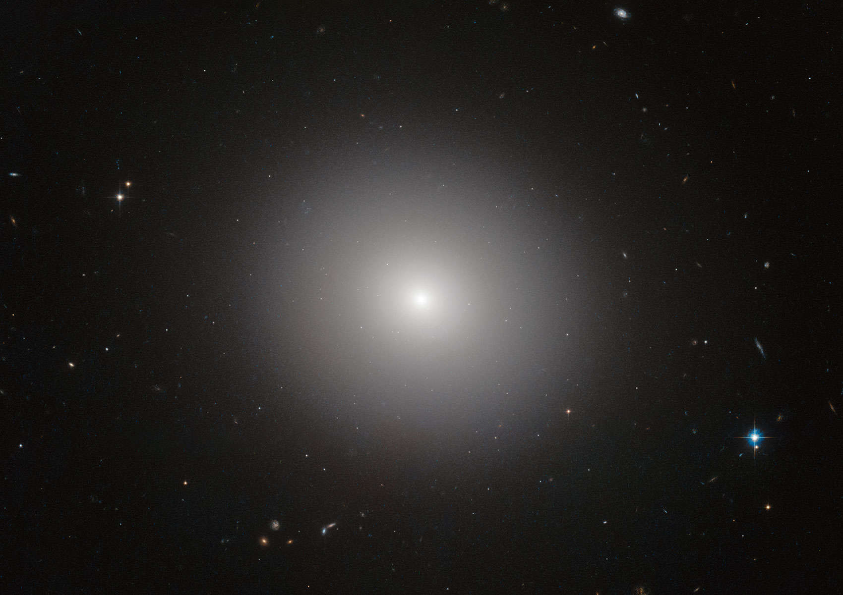 The elliptical galaxy IC 2006, which lies about 65 million light years from Earth. Credit: ESA/Hubble & NASA Image acknowledgement: Judy Schmidt and J. Blakeslee (Dominion Astrophysical Observatory). Note that the image is not related to science release 